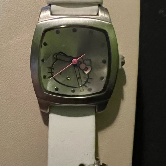 Like new Hello Kitty girls watch - Picture 2 of 4